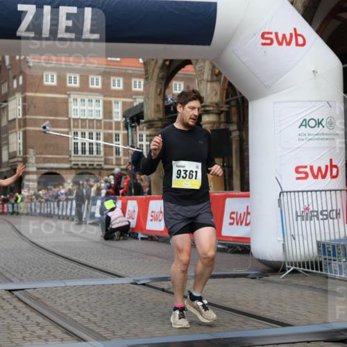 05.10.2025 - 20. swb-Marathon Bremen Yannick Fuchs http://msf.ph/oto/9250379 05.10.2025 10:44:33 Ziel 9361, 10505, 10666 meine-sportfotos.de