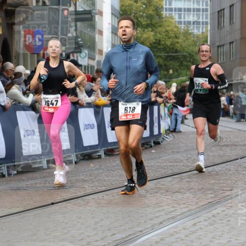 05.10.2025 - 20. swb-Marathon Bremen Strokosch-Dieckow http://msf.ph/oto/9250382 05.10.2025 12:48:24 Ziel 17, 618, 1647, 5608, 6927 meine-sportfotos.de
