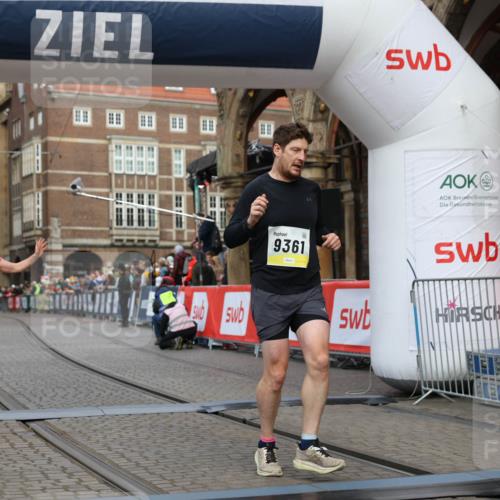 05.10.2025 - 20. swb-Marathon Bremen Yannick Fuchs http://msf.ph/oto/9250392 05.10.2025 10:44:33 Ziel 9361, 10505, 10666 meine-sportfotos.de