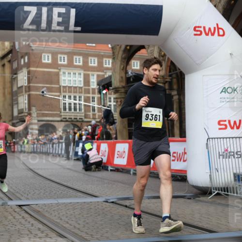 05.10.2025 - 20. swb-Marathon Bremen Yannick Fuchs http://msf.ph/oto/9250401 05.10.2025 10:44:33 Ziel 9361, 10505, 10666 meine-sportfotos.de