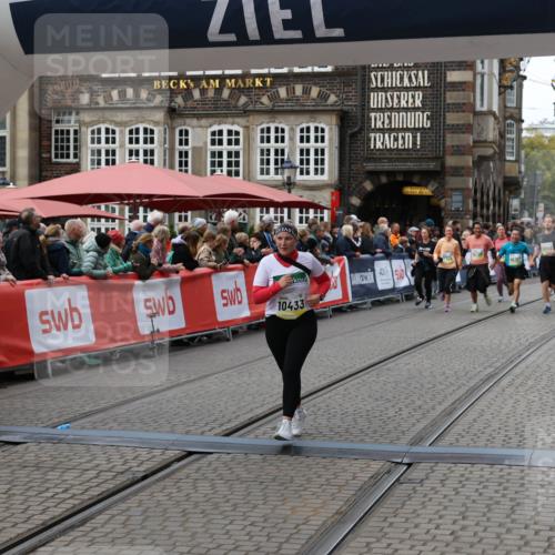 05.10.2025 - 20. swb-Marathon Bremen Yannick Fuchs http://msf.ph/oto/9250408 05.10.2025 11:13:44 Ziel 10273, 10433 meine-sportfotos.de