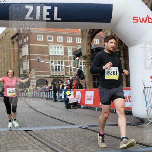 05.10.2025 - 20. swb-Marathon Bremen Yannick Fuchs http://msf.ph/oto/9250409 05.10.2025 10:44:33 Ziel 9361, 10505, 10666 meine-sportfotos.de