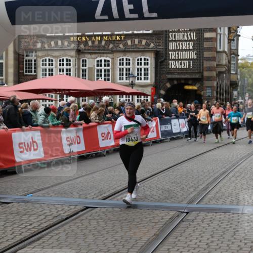 05.10.2025 - 20. swb-Marathon Bremen Yannick Fuchs http://msf.ph/oto/9250416 05.10.2025 11:13:44 Ziel 10273, 10433 meine-sportfotos.de