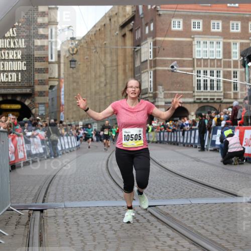 05.10.2025 - 20. swb-Marathon Bremen Yannick Fuchs http://msf.ph/oto/9250419 05.10.2025 10:44:34 Ziel 9361, 10505, 10666 meine-sportfotos.de