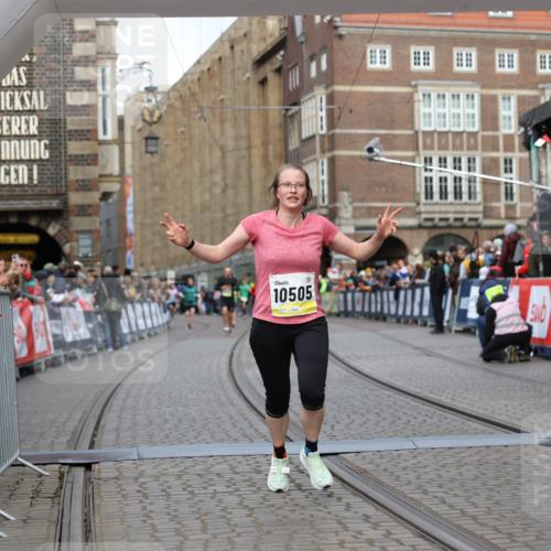 05.10.2025 - 20. swb-Marathon Bremen Yannick Fuchs http://msf.ph/oto/9250432 05.10.2025 10:44:34 Ziel 9361, 10505, 10666 meine-sportfotos.de