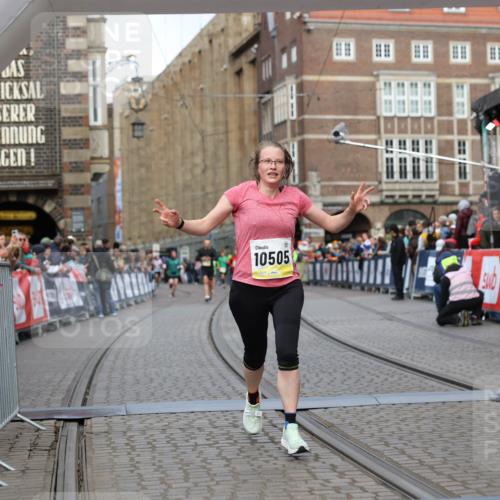 05.10.2025 - 20. swb-Marathon Bremen Yannick Fuchs http://msf.ph/oto/9250444 05.10.2025 10:44:34 Ziel 9361, 10505, 10666 meine-sportfotos.de