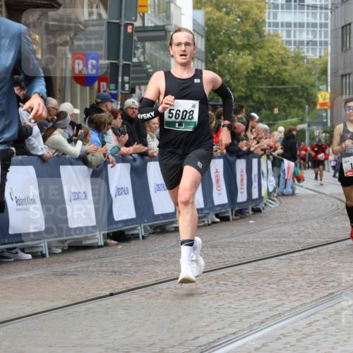 05.10.2025 - 20. swb-Marathon Bremen Strokosch-Dieckow http://msf.ph/oto/9250449 05.10.2025 12:48:26 Ziel 17, 618, 1647, 5608 meine-sportfotos.de