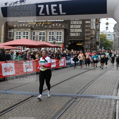 05.10.2025 - 20. swb-Marathon Bremen Yannick Fuchs http://msf.ph/oto/9250454 05.10.2025 11:13:45 Ziel 9242, 10433 meine-sportfotos.de