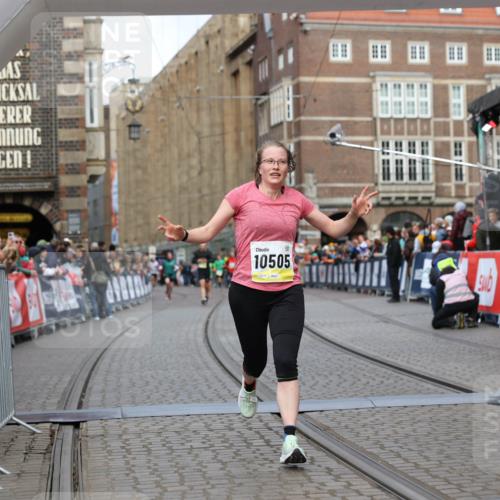 05.10.2025 - 20. swb-Marathon Bremen Yannick Fuchs http://msf.ph/oto/9250457 05.10.2025 10:44:34 Ziel 9361, 10505, 10666 meine-sportfotos.de