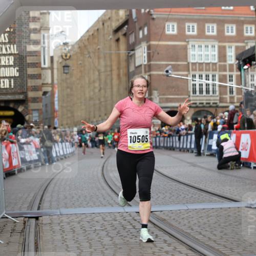 05.10.2025 - 20. swb-Marathon Bremen Yannick Fuchs http://msf.ph/oto/9250464 05.10.2025 10:44:34 Ziel 9361, 10505, 10666 meine-sportfotos.de