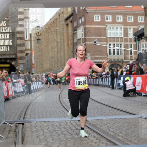 05.10.2025 - 20. swb-Marathon Bremen Yannick Fuchs http://msf.ph/oto/9250473 05.10.2025 10:44:34 Ziel 9361, 10505, 10666 meine-sportfotos.de