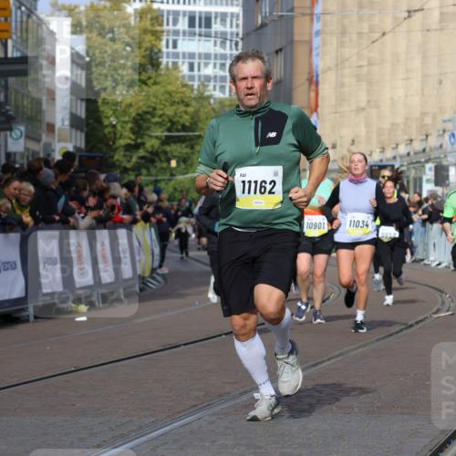 05.10.2025 - 20. swb-Marathon Bremen Strokosch-Dieckow http://msf.ph/oto/9250482 05.10.2025 11:00:37 Ziel 9271, 9272, 9858, 10079, 10518, 10872, 10901, 11034, 11071, 11162, 11511 meine-sportfotos.de