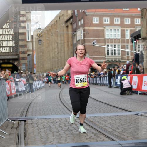 05.10.2025 - 20. swb-Marathon Bremen Yannick Fuchs http://msf.ph/oto/9250483 05.10.2025 10:44:34 Ziel 9361, 10505, 10666 meine-sportfotos.de