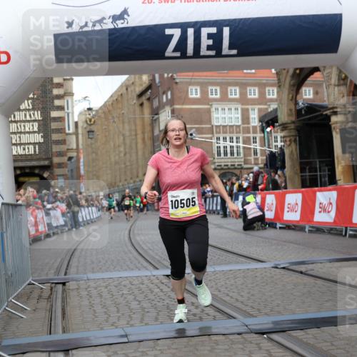 05.10.2025 - 20. swb-Marathon Bremen Yannick Fuchs http://msf.ph/oto/9250503 05.10.2025 10:44:35 Ziel 9361, 10505, 10666 meine-sportfotos.de