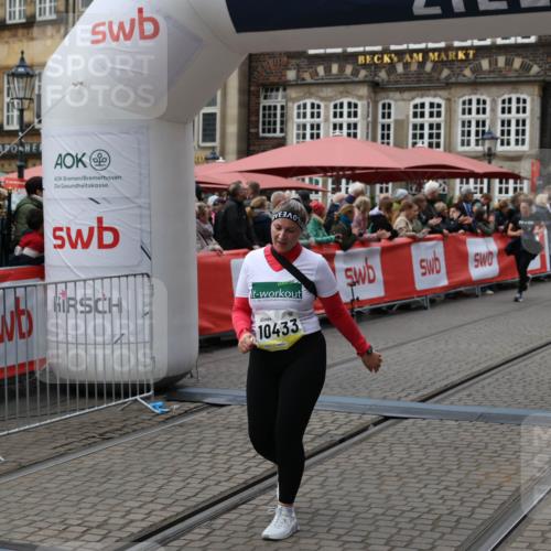 05.10.2025 - 20. swb-Marathon Bremen Yannick Fuchs http://msf.ph/oto/9250506 05.10.2025 11:13:46 Ziel 9242, 10433, 10574, 10707, 11385 meine-sportfotos.de