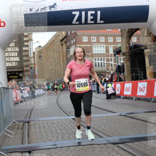 05.10.2025 - 20. swb-Marathon Bremen Yannick Fuchs http://msf.ph/oto/9250516 05.10.2025 10:44:35 Ziel 9361, 10505, 10666 meine-sportfotos.de