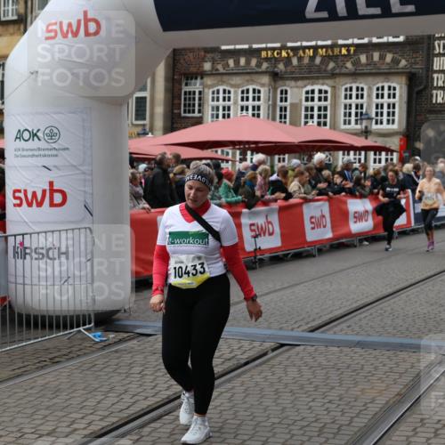 05.10.2025 - 20. swb-Marathon Bremen Yannick Fuchs http://msf.ph/oto/9250518 05.10.2025 11:13:46 Ziel 9242, 10433, 10574, 10707, 11385 meine-sportfotos.de