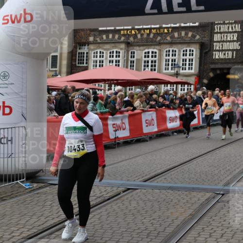 05.10.2025 - 20. swb-Marathon Bremen Yannick Fuchs http://msf.ph/oto/9250532 05.10.2025 11:13:46 Ziel 9242, 10433, 10574, 10707, 11385 meine-sportfotos.de