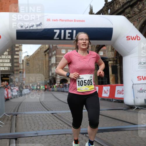 05.10.2025 - 20. swb-Marathon Bremen Yannick Fuchs http://msf.ph/oto/9250572 05.10.2025 10:44:35 Ziel 9361, 10505, 10666 meine-sportfotos.de