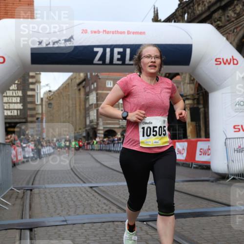 05.10.2025 - 20. swb-Marathon Bremen Yannick Fuchs http://msf.ph/oto/9250580 05.10.2025 10:44:35 Ziel 9361, 10505, 10666 meine-sportfotos.de