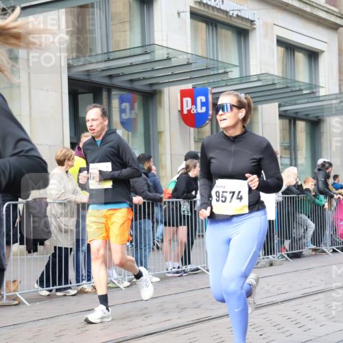 05.10.2025 - 20. swb-Marathon Bremen Strokosch-Dieckow http://msf.ph/oto/9250598 05.10.2025 10:54:00 Ziel 9392, 9402, 9407, 9574, 9633, 9900, 9935, 10032, 10097, 10178, 10234, 10402, 10533, 10810, 10915, 11040, 11045, 11089, 11151, 11203, 11271, 11347, 11449, 9392, 9402, 9407, 9574, 9633, 9900, 9935, 10032, 10097, 10178, 10234, 10402, 10533, 10810, 10915, 11040, 11045, 11089, 11151, 11203, 11271, 11347, 11449 meine-sportfotos.de
