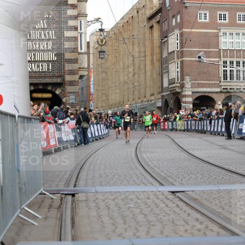05.10.2025 - 20. swb-Marathon Bremen Yannick Fuchs http://msf.ph/oto/9250599 05.10.2025 10:44:36 Ziel 9361, 10505, 10666 meine-sportfotos.de