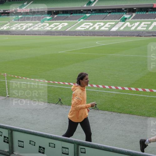 05.10.2025 - 20. swb-Marathon Bremen Michael Burmester http://msf.ph/oto/9250606 05.10.2025 10:40:28 Laufen im Stadion 7799, 8111, 9205, 9220, 9241, 9245, 9275, 9286, 9308, 9321, 9387, 9423, 9440, 9466, 9483, 9491, 9552, 9554, 9571, 9615, 9619, 9623, 9661, 9662, 9690, 9712, 9721, 9786, 9804, 9866, 9901, 9931, 9942, 9976, 10001, 10037, 10058, 10081, 10135, 10157, 10160, 10168, 10185, 10193, 10243, 10286, 10343, 10383, 10419, 10422, 10451, 10532, 10542, 10563, 10580, 10603, 10604, 10619, 10674, 10699, 10737, 11090, 11270, 7779, 7789, 7979, 9002, 9180, 9186, 9419, 9661, 11044 meine-sportfotos.de