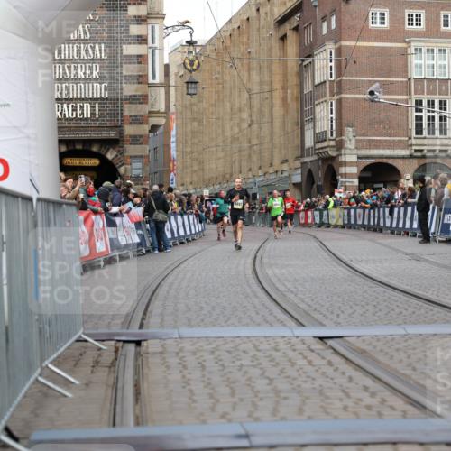 05.10.2025 - 20. swb-Marathon Bremen Yannick Fuchs http://msf.ph/oto/9250607 05.10.2025 10:44:36 Ziel 9361, 10505, 10666 meine-sportfotos.de