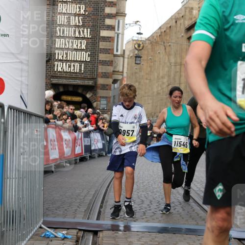 05.10.2025 - 20. swb-Marathon Bremen Yannick Fuchs http://msf.ph/oto/9250608 05.10.2025 10:53:34 Ziel 7193, 7251, 9263, 9539, 9717, 9868, 9957, 10057, 10302, 10317, 10335, 10369, 10468, 10655, 10934, 11174, 11545, 11616, 11716 meine-sportfotos.de