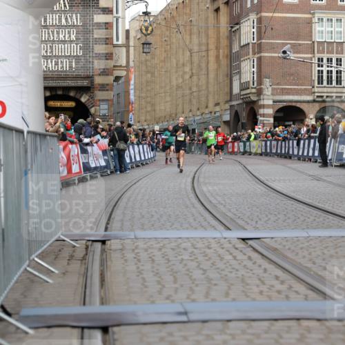 05.10.2025 - 20. swb-Marathon Bremen Yannick Fuchs http://msf.ph/oto/9250618 05.10.2025 10:44:37 Ziel 9361, 10505, 10666 meine-sportfotos.de
