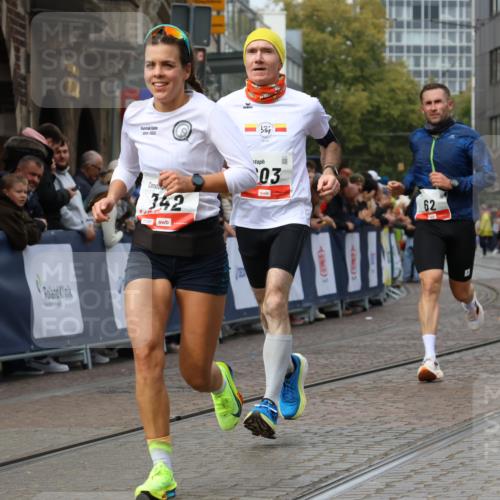 05.10.2025 - 20. swb-Marathon Bremen Strokosch-Dieckow http://msf.ph/oto/9250624 05.10.2025 12:48:35 Ziel 62, 603, 742 meine-sportfotos.de