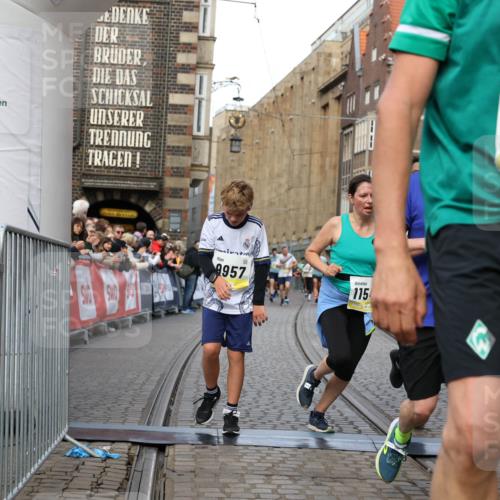 05.10.2025 - 20. swb-Marathon Bremen Yannick Fuchs http://msf.ph/oto/9250639 05.10.2025 10:53:35 Ziel 7193, 7251, 9263, 9717, 9868, 9957, 10057, 10302, 10335, 10369, 10468, 10655, 10934, 11174, 11545, 11616, 11716 meine-sportfotos.de