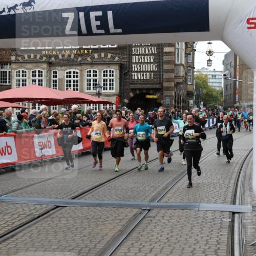 05.10.2025 - 20. swb-Marathon Bremen Yannick Fuchs http://msf.ph/oto/9250647 05.10.2025 11:13:48 Ziel 9242, 9899, 10040, 10364, 10433, 10574, 10705, 10707, 10957, 11060, 11264, 11385 meine-sportfotos.de