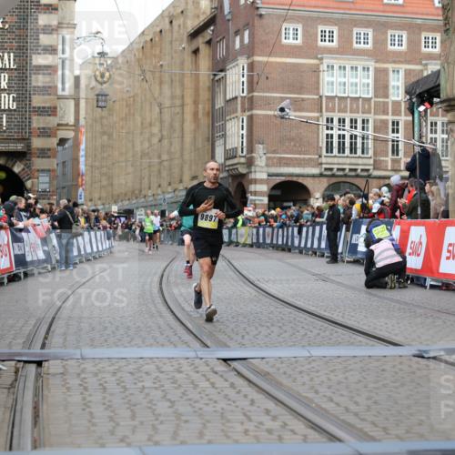 05.10.2025 - 20. swb-Marathon Bremen Yannick Fuchs http://msf.ph/oto/9250659 05.10.2025 10:44:41 Ziel 9897, 11666 meine-sportfotos.de