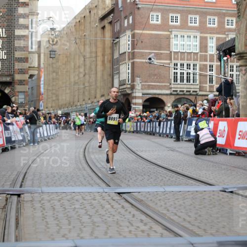 05.10.2025 - 20. swb-Marathon Bremen Yannick Fuchs http://msf.ph/oto/9250666 05.10.2025 10:44:41 Ziel 9897, 11666 meine-sportfotos.de