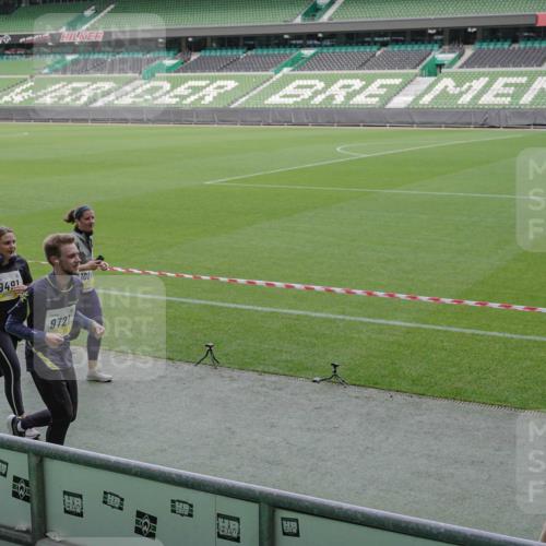 05.10.2025 - 20. swb-Marathon Bremen Michael Burmester http://msf.ph/oto/9250679 05.10.2025 10:40:30 Laufen im Stadion 7799, 8111, 9205, 9220, 9241, 9245, 9275, 9286, 9308, 9321, 9387, 9423, 9440, 9466, 9483, 9491, 9552, 9554, 9571, 9615, 9619, 9623, 9662, 9690, 9712, 9721, 9786, 9804, 9853, 9866, 9892, 9901, 9931, 9942, 9976, 10001, 10037, 10058, 10081, 10135, 10157, 10160, 10168, 10185, 10193, 10243, 10286, 10343, 10383, 10419, 10422, 10451, 10532, 10542, 10563, 10580, 10603, 10604, 10619, 10674, 10699, 10737, 11090, 11270, 7779, 7789, 7979, 9180, 9186, 9419, 9661, 11044 meine-sportfotos.de