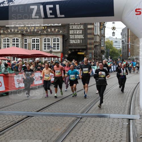 05.10.2025 - 20. swb-Marathon Bremen Yannick Fuchs http://msf.ph/oto/9250682 05.10.2025 11:13:48 Ziel 9242, 9899, 10040, 10364, 10433, 10574, 10705, 10707, 10957, 11060, 11264, 11385 meine-sportfotos.de