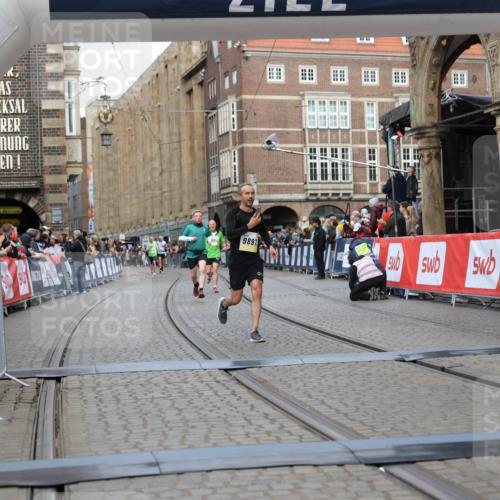 05.10.2025 - 20. swb-Marathon Bremen Yannick Fuchs http://msf.ph/oto/9250690 05.10.2025 10:44:41 Ziel 9897, 11666 meine-sportfotos.de