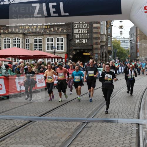 05.10.2025 - 20. swb-Marathon Bremen Yannick Fuchs http://msf.ph/oto/9250696 05.10.2025 11:13:48 Ziel 9242, 9899, 10040, 10364, 10433, 10574, 10705, 10707, 10957, 11060, 11264, 11385 meine-sportfotos.de