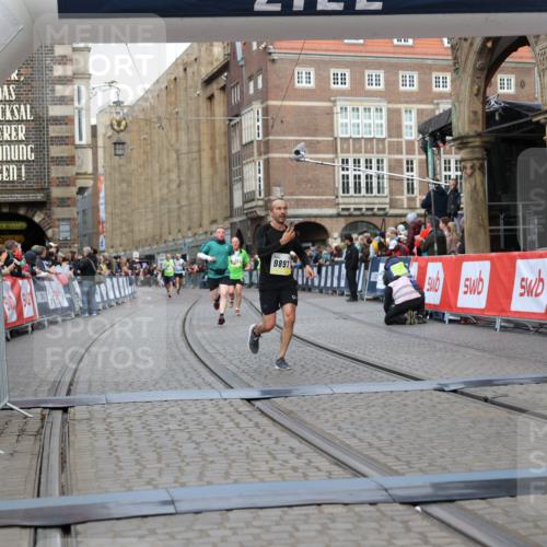 05.10.2025 - 20. swb-Marathon Bremen Yannick Fuchs http://msf.ph/oto/9250699 05.10.2025 10:44:41 Ziel 9897, 11666 meine-sportfotos.de