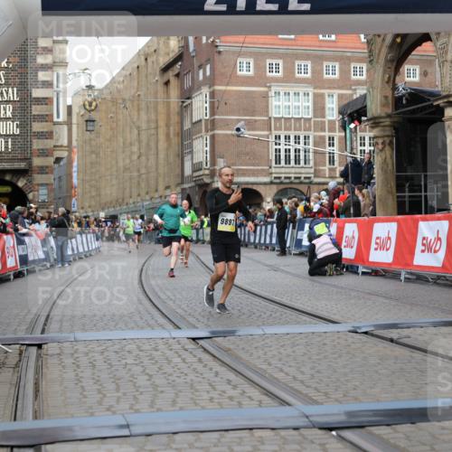05.10.2025 - 20. swb-Marathon Bremen Yannick Fuchs http://msf.ph/oto/9250710 05.10.2025 10:44:41 Ziel 9897, 11666 meine-sportfotos.de
