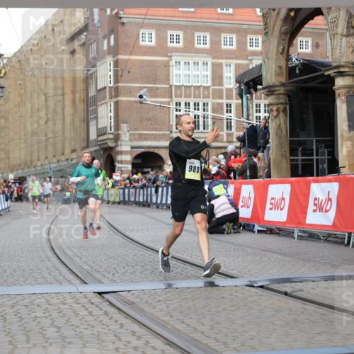 05.10.2025 - 20. swb-Marathon Bremen Yannick Fuchs http://msf.ph/oto/9250719 05.10.2025 10:44:42 Ziel 9897, 11666 meine-sportfotos.de