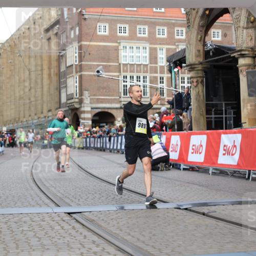 05.10.2025 - 20. swb-Marathon Bremen Yannick Fuchs http://msf.ph/oto/9250728 05.10.2025 10:44:42 Ziel 9897, 11666 meine-sportfotos.de
