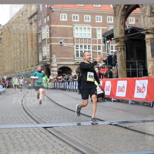 05.10.2025 - 20. swb-Marathon Bremen Yannick Fuchs http://msf.ph/oto/9250738 05.10.2025 10:44:42 Ziel 9897, 11666 meine-sportfotos.de