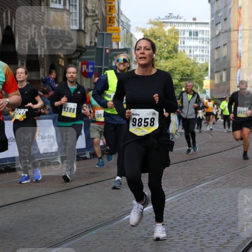 05.10.2025 - 20. swb-Marathon Bremen Strokosch-Dieckow http://msf.ph/oto/9250752 05.10.2025 11:00:44 Ziel 9272, 9327, 9389, 9827, 9858, 10182, 10571, 10690, 10872, 10901, 11034, 11155 meine-sportfotos.de