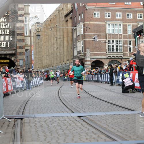 05.10.2025 - 20. swb-Marathon Bremen Yannick Fuchs http://msf.ph/oto/9250755 05.10.2025 10:44:42 Ziel 9897, 11666 meine-sportfotos.de