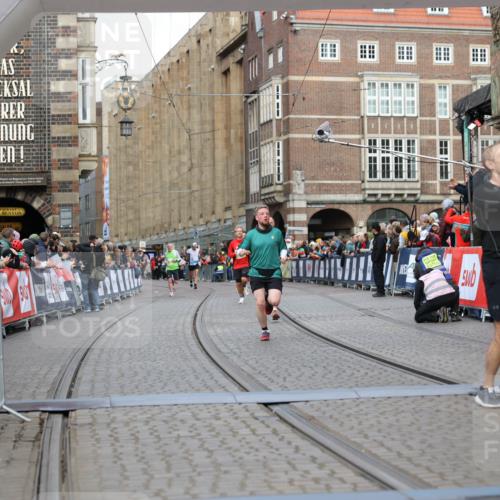 05.10.2025 - 20. swb-Marathon Bremen Yannick Fuchs http://msf.ph/oto/9250764 05.10.2025 10:44:42 Ziel 9897, 11666 meine-sportfotos.de