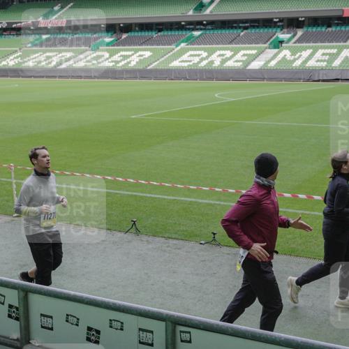 05.10.2025 - 20. swb-Marathon Bremen Michael Burmester http://msf.ph/oto/9250773 05.10.2025 10:40:33 Laufen im Stadion 7799, 8111, 9205, 9220, 9241, 9245, 9275, 9308, 9321, 9353, 9387, 9423, 9438, 9440, 9466, 9483, 9491, 9552, 9554, 9571, 9615, 9619, 9623, 9690, 9702, 9712, 9721, 9804, 9853, 9866, 9877, 9892, 9901, 9931, 9942, 9976, 10001, 10037, 10058, 10081, 10100, 10101, 10135, 10157, 10160, 10168, 10193, 10243, 10286, 10343, 10383, 10419, 10422, 10451, 10532, 10542, 10563, 10580, 10619, 10674, 10699, 10737, 11090, 11270, 7779, 7789, 9180, 9186, 9286, 9419, 9661, 9662, 11044 meine-sportfotos.de