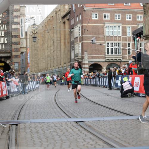 05.10.2025 - 20. swb-Marathon Bremen Yannick Fuchs http://msf.ph/oto/9250776 05.10.2025 10:44:42 Ziel 9897, 11666 meine-sportfotos.de