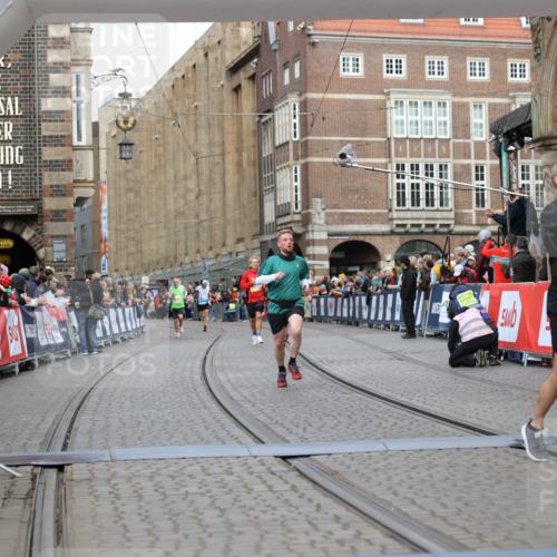 05.10.2025 - 20. swb-Marathon Bremen Yannick Fuchs http://msf.ph/oto/9250786 05.10.2025 10:44:42 Ziel 9897, 11666 meine-sportfotos.de